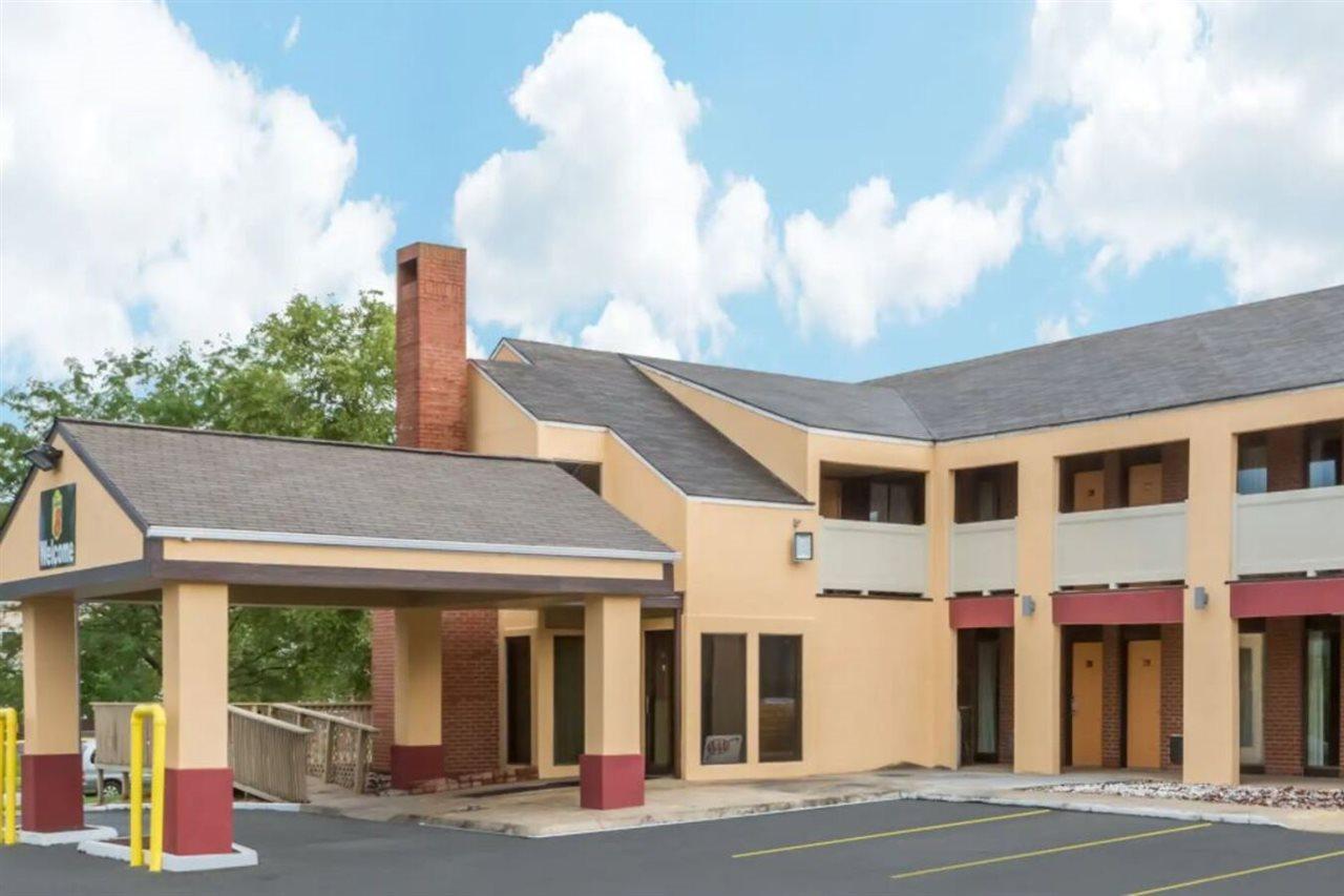 Super 8 By Wyndham Kansas City Airport North Exterior foto